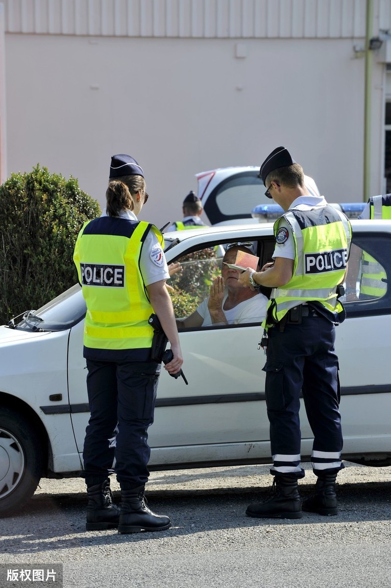 哪些行为构成交通肇事逃逸？交通肇事逃逸的处罚标准？