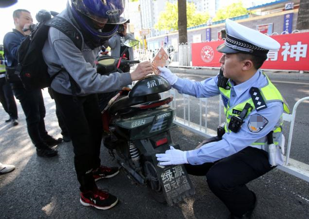 电动车符合哪些条件需要考驾照，交警告诉你答案，不懂别随便骑了