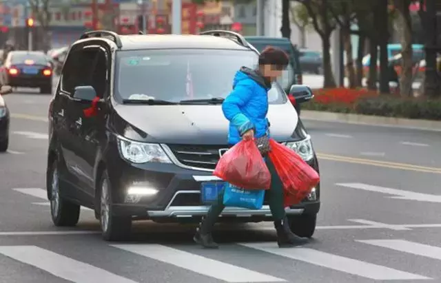 行人闯红灯，被机动车撞了责任怎么算？学会不吃亏